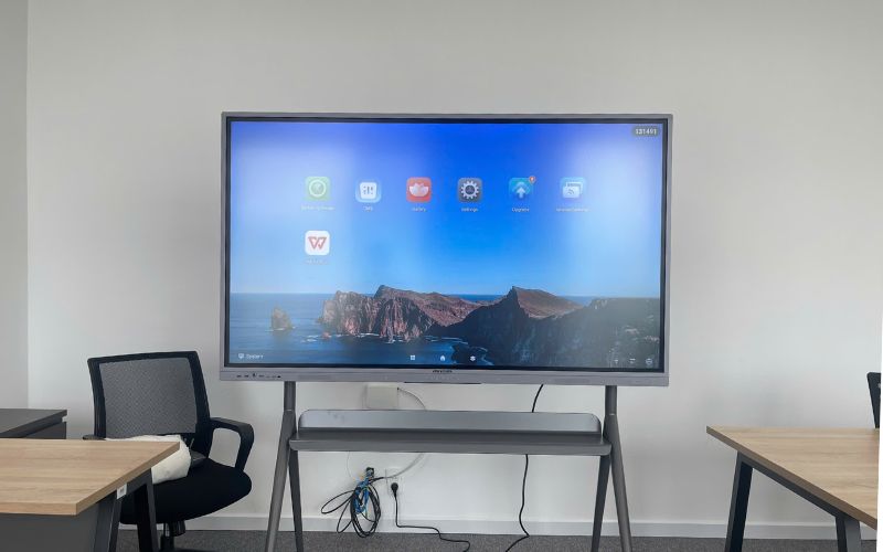 Dự án lắp đặt màn hình tương tác Hikvision DS-D5A65RB/A3 tại Công ty Cổ phần Apollo Technologies